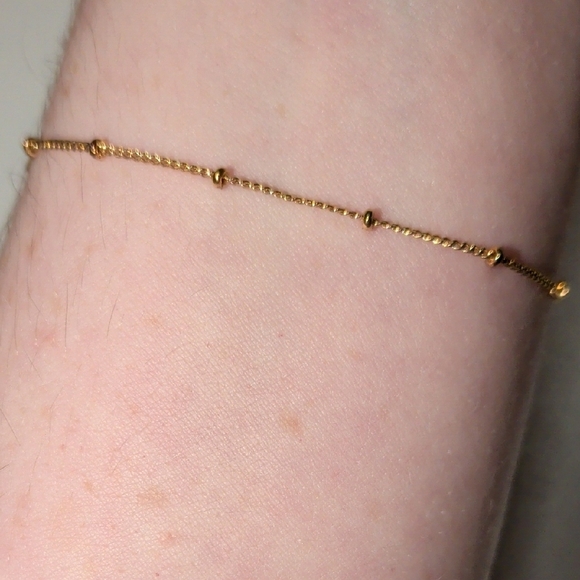 EarCuff Gold-tone and Dainty Bracelet Gold-tone - Picture 6 of 6